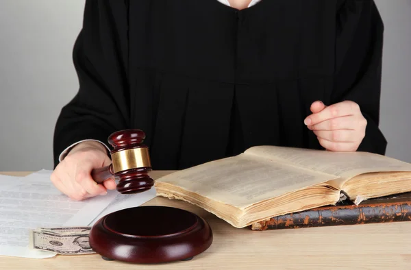 Gri zemin üzerine mahkeme duruşma sırasında masada oturan yargıç — Stok fotoğraf