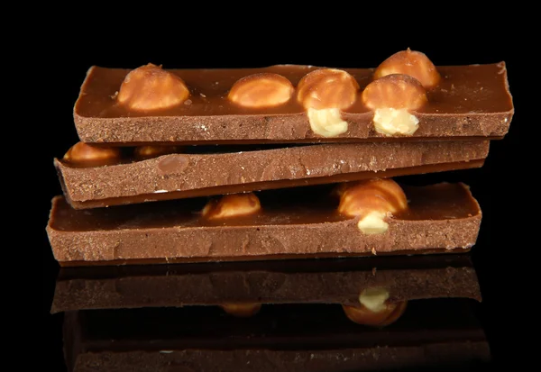 Chocolate con nueces, aislado sobre negro —  Fotos de Stock