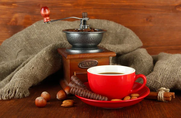 Mörk choklad, varm dryck och kaffe kvarn på trä bakgrund — Stockfoto