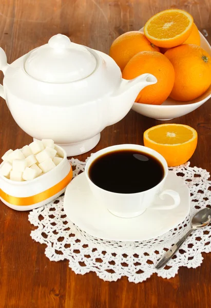 Piękny biały serwis obiadowy z pomarańczy na drewniany stół szczegół — Zdjęcie stockowe