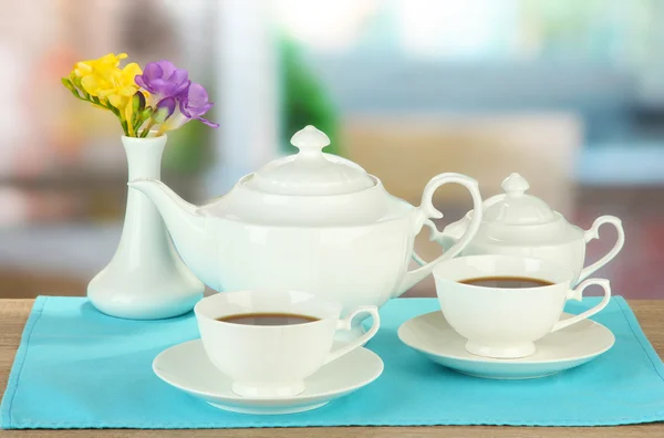 Hermoso servicio de té en mesa de madera — Foto de Stock