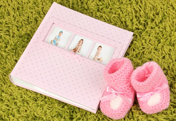 Álbum de fotos de bebé en alfombra verde —  Fotos de Stock
