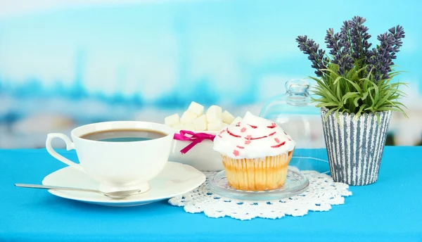 Cupcake op schotel met glazen deksel, op lichte achtergrond — Stockfoto