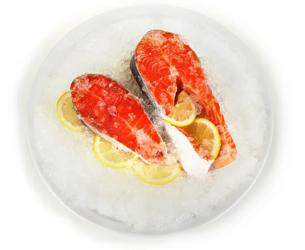 Kousky červené ryby na ledě v izolovaných na bílém plechu — Stock fotografie