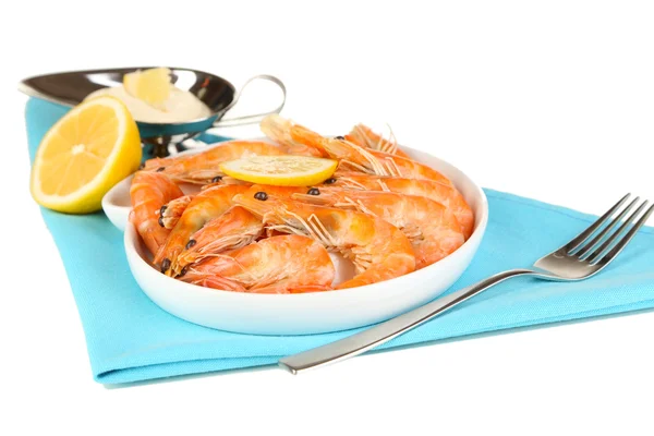 Shrimps with lemon on plate isolated on white — Stock Photo, Image