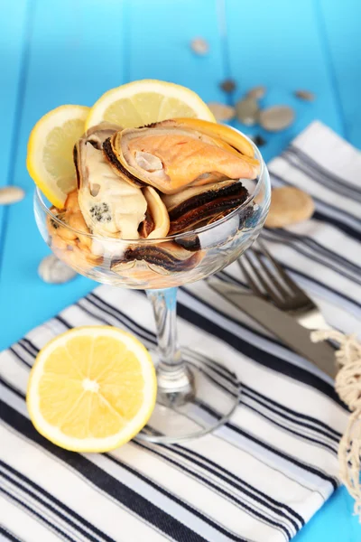 Cocktail van mosselen in vaas op houten tafel close-up — Stockfoto