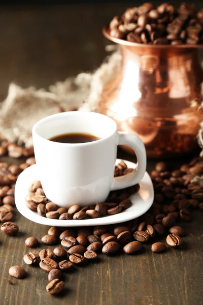 Tasse Kaffee und Kanne auf Holzgrund — Stockfoto