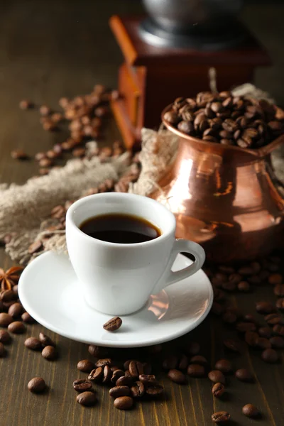 fincan kahve, pot ve değirmeni ahşap zemin üzerinde