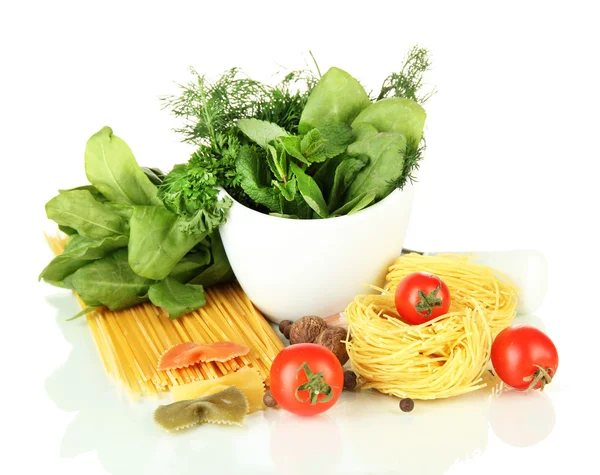 harç, makarna ve yeşil bitkiler, üzerinde beyaz izole bileşimi