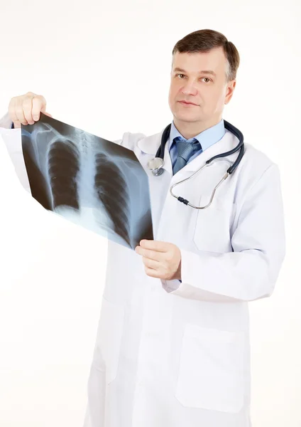 Médico analizando imagen de rayos X aislada en blanco — Foto de Stock