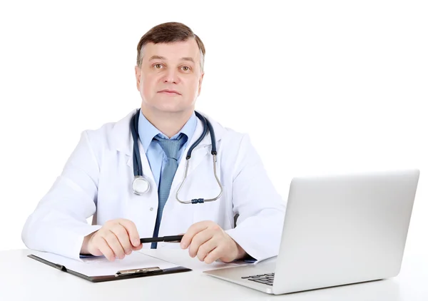 Médico trabajando en escritorio aislado en blanco —  Fotos de Stock