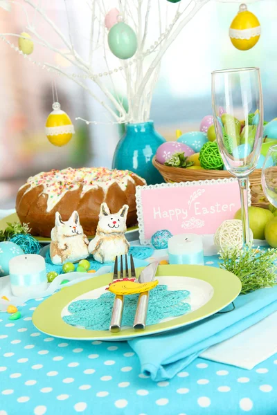 Sirviendo mesa de Pascua en el fondo de la habitación — Foto de Stock