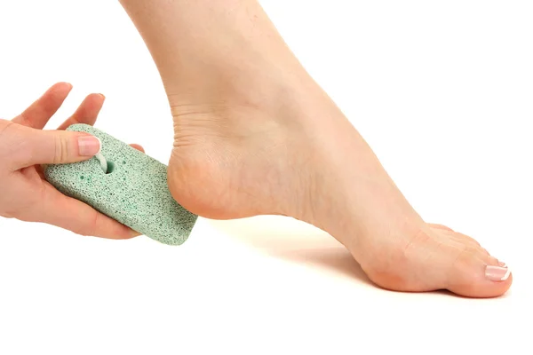 Frau lässt sich den Fuß schrubben, isoliert auf weiß — Stockfoto