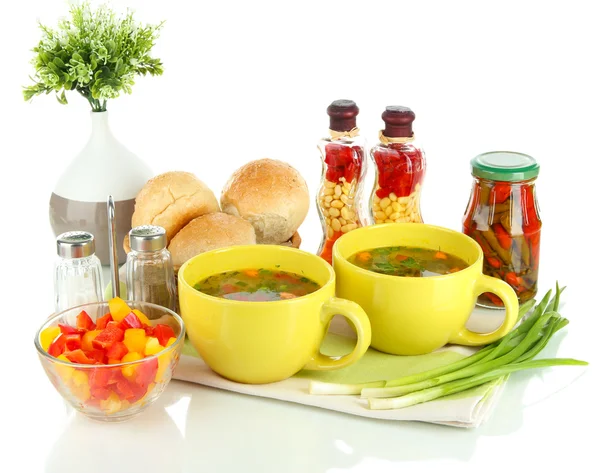 Aromatyczne zupy w pucharach na białym tle — Zdjęcie stockowe