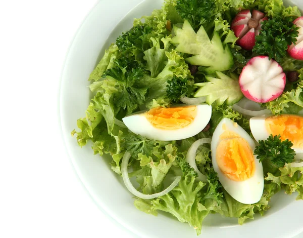 Ensalada mixta fresca con huevos, hojas de ensalada y otras verduras, aislada sobre blanco —  Fotos de Stock