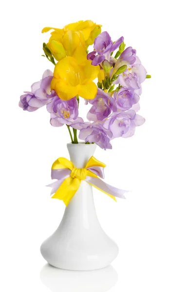 束美丽的花瓶，在 freesias 上白色隔离 — 图库照片