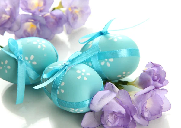 Huevos de Pascua brillantes con arcos y flores, aislados en blanco —  Fotos de Stock