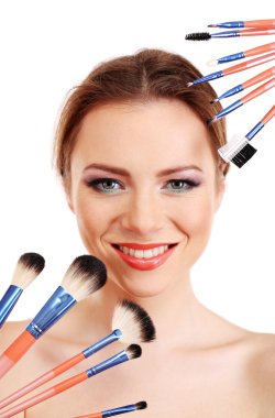 Makyaj fırçaları, üzerinde beyaz izole ile güzel bir kadın portresi