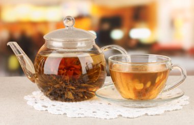 parlak zemin üzerine cam demlik çiçekli egzotik yeşil çay