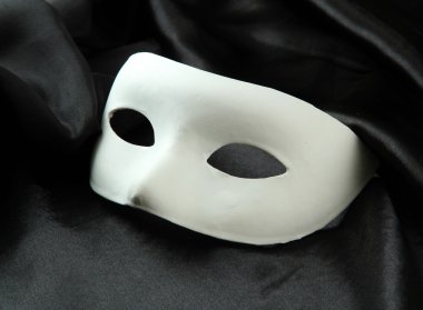 siyah ipek kumaş üzerine beyaz maske