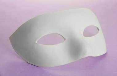 Mor zemin üzerine beyaz maske