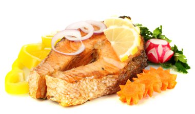 limon ve sebzeler üzerinde beyaz izole iştah açıcı ızgara somon