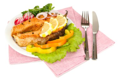 limon ve sebzeler üzerinde beyaz izole iştah açıcı ızgara somon