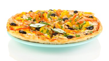 sebze, tavuk ve zeytin üzerinde beyaz izole lezzetli pizza