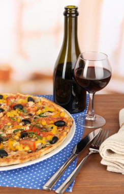 ahşap masa Oda arka plan yakın çekim üzerinde şarap lezzetli pizza