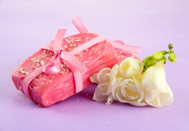 Mor zemin üzerine doğal el yapımı Sabun