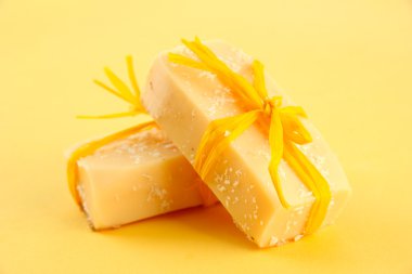 doğal el yapımı Sabun, Sarı zemin üzerine