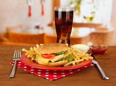 patates kızartması ve parlak zemin üzerine soğuk içecek ile lezzetli peynirli burger