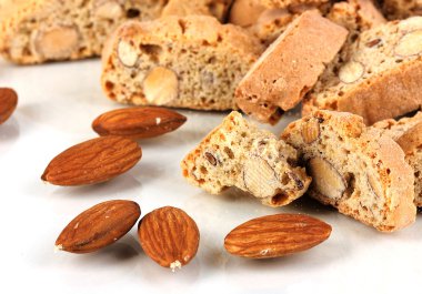 aromatik Çerezler cantuccini üzerinde beyaz izole