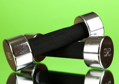 yeşil zemin üzerine 2 kg halter