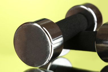 yeşil zemin üzerine 2 kg halter