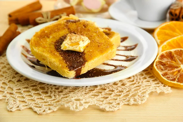 Pan blanco tostado con chocolate y taza de café en la cafetería — Foto de Stock