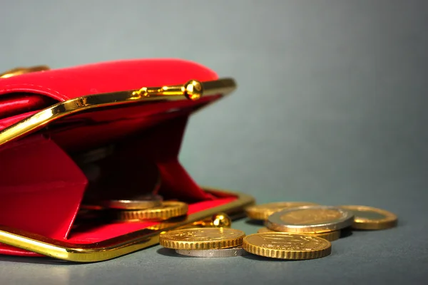 灰色の背景にコインを置いて女性赤い財布 — ストック写真