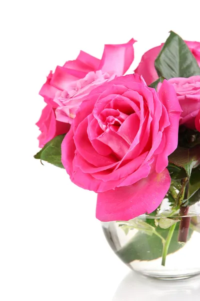 Piękne różowe róże w wazonie na białym tle — Zdjęcie stockowe