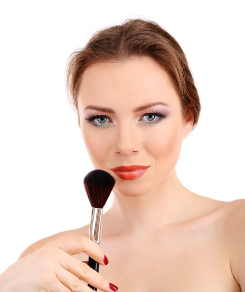 Porträt einer schönen Frau mit Make-up-Pinsel für Puder, isoliert auf Weiß — Stockfoto