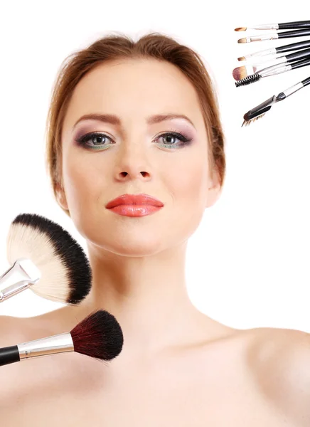 Porträt einer schönen Frau mit Make-up-Pinseln, isoliert auf Weiß — Stockfoto