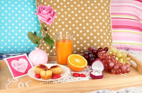 Ontbijt op bed op Valentijnsdag close-up — Stockfoto