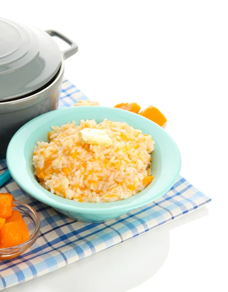 Pruebe la papilla de arroz con calabaza en un tazón azul, aislado en blanco — Foto de Stock