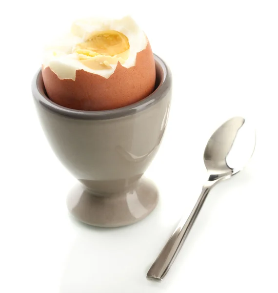 Варёное яйцо в яичной чашке, изолированное на белом — стоковое фото