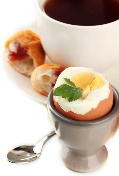 Desayuno ligero con huevo cocido y taza de café, aislado sobre blanco —  Fotos de Stock