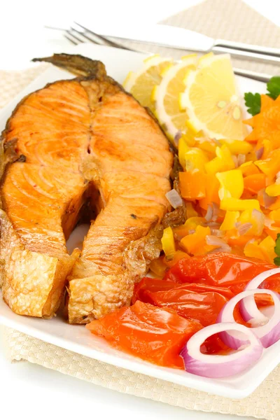 Appetizing grilled salmon with lemon and vegetables close up — Stock Photo, Image