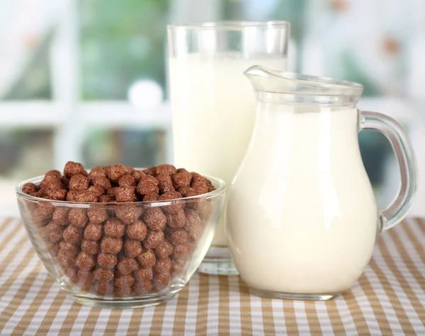 Délicieuses et saines céréales dans un bol avec du lait sur la table dans la chambre — Photo