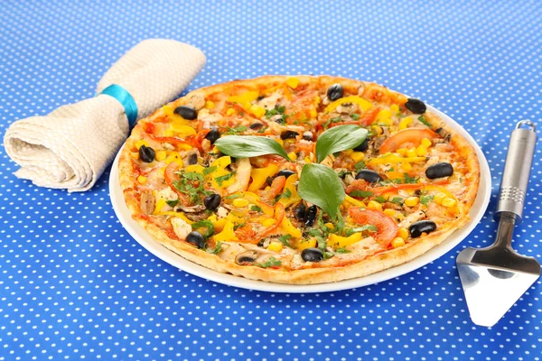 Pizza saborosa na toalha de mesa azul close-up — Fotografia de Stock