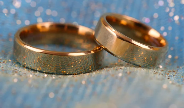 Anillos de boda sobre fondo brillante — Foto de Stock