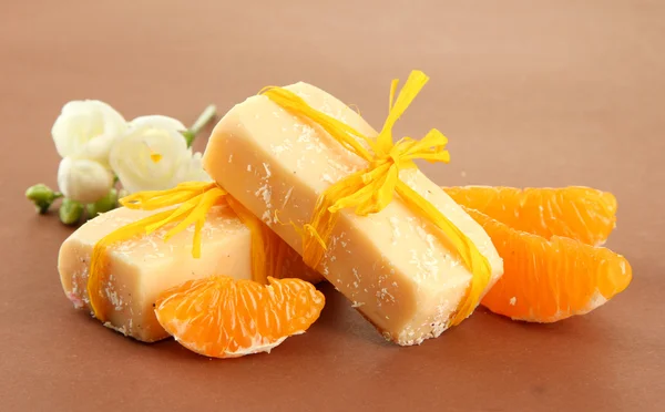 Sapone fatto a mano alla frutta naturale, su sfondo marrone — Foto Stock