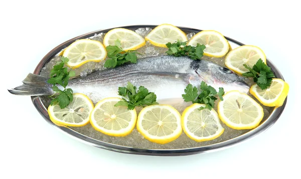 Świeże ryby dorado na tacy z cytryną i natką pietruszki, na białym tle — Zdjęcie stockowe